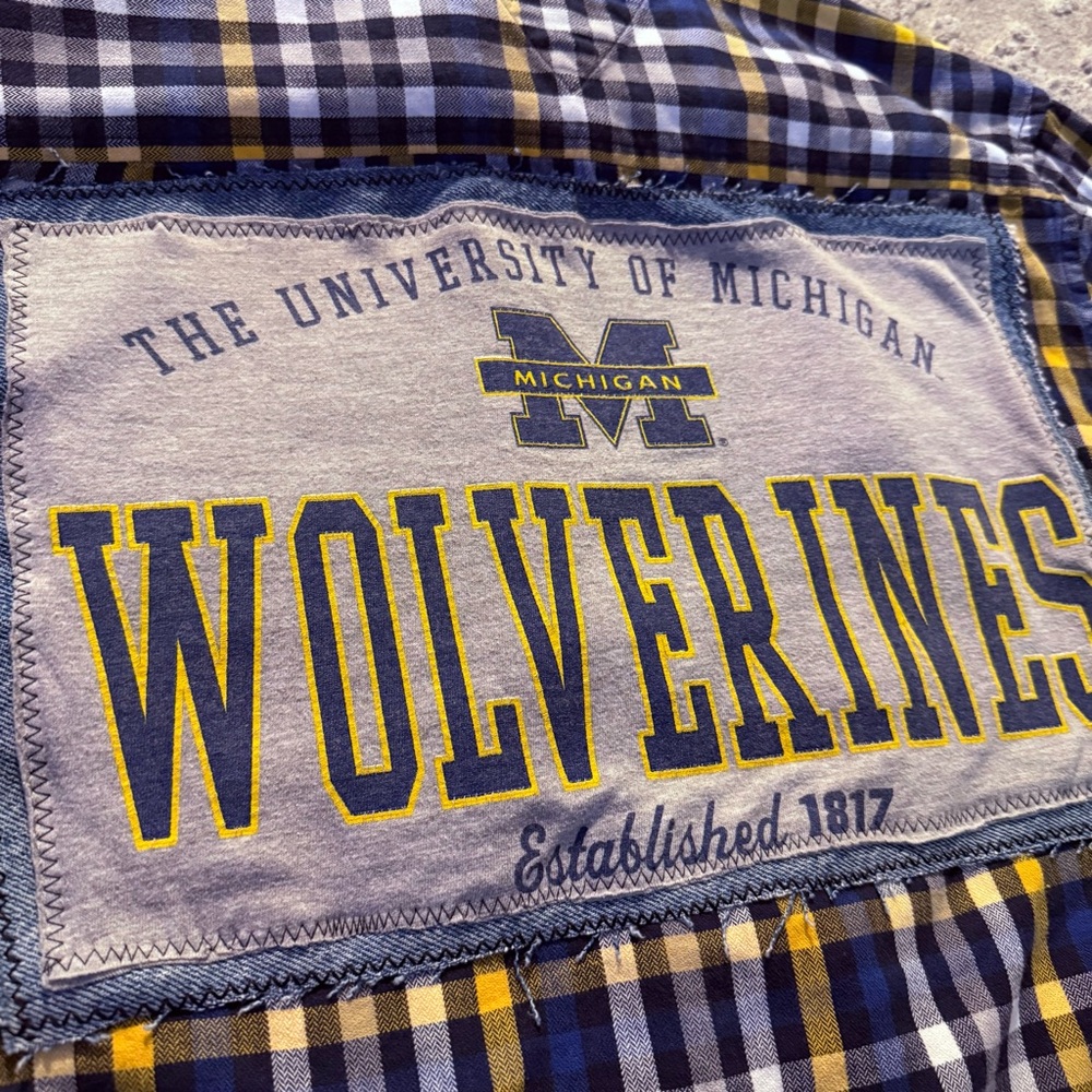 Michigan Wolverines Button Up - Picture 2 of 4